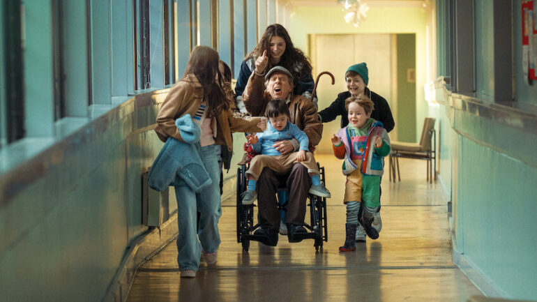 凱特溫斯蕾導演處女作《再見六月》重新定義 Netflix 假日催淚大片：深度評論與專題報導